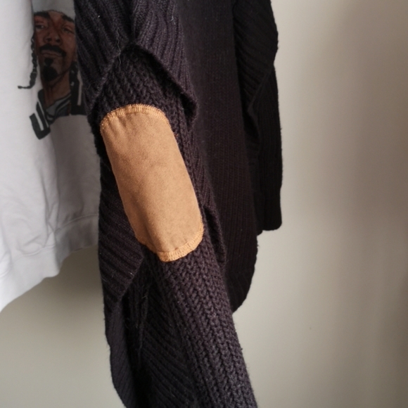 Black poncho with cute elbow - Picture 2 of 2